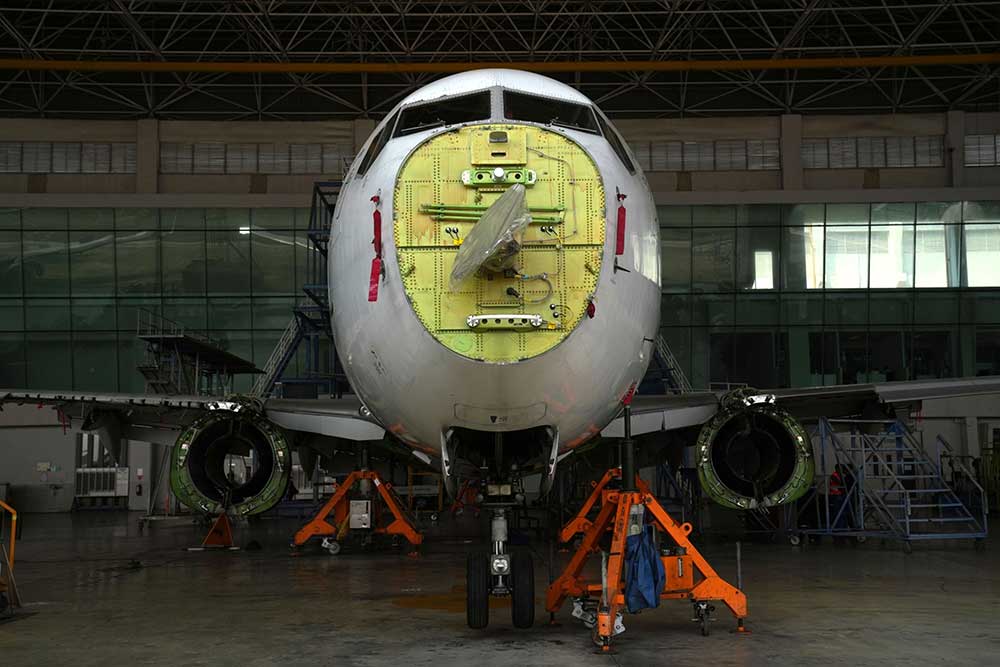 Karyawan melakukan perawatan pesawat milik PT Garuda Indonesia di dalam hanggar di Bandara Internasional Soekarno-Hatta di Cengkareng, Banten, Kamis (30/6/2022). Bloomberg -  Dimas Ardian