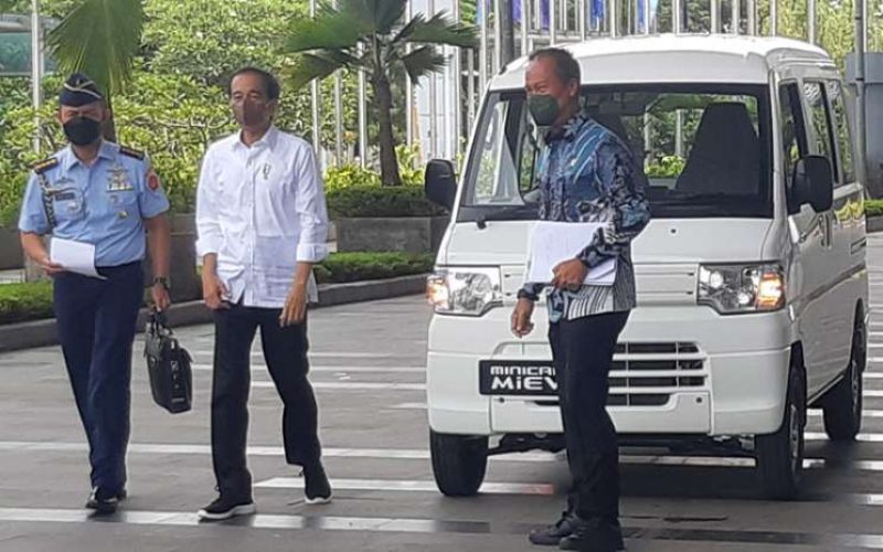 Presiden Joko Widodo atau Jokowi usai menjajal Mitsubishi Minicab-MiEV usai mengunjungi GIIAS 2021 di ICE, BSD City, Tangerang, Banten, Rabu (17/11/2021). - Bisnis - Reni Lestari.
