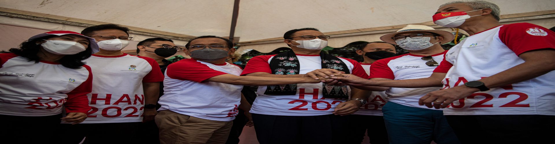 Mensesneg Pratikno (keempat kiri) berpegangan tangan dengan Gubernur DKI Jakarta Anies Baswedan (keempat kanan), Gubernur Jabar Ridwan Kamil (kedua kanan), Gubernur Jateng Ganjar Pranowo (kanan) disaksikan Menteri PPA Menteri PPA I Gusti Ayu Bintang Darmawati Puspayoga (kiri), Menkes Budi G Sadikin (kedua kiri) dan Wali Kota Bogor Bima Arya (ketiga kanan) dalam puncak peringatan Hari Anak Nasional 2022 di Kebun Raya Bogor, Jawa Barat, Sabtu (23/7/2022). - Antara