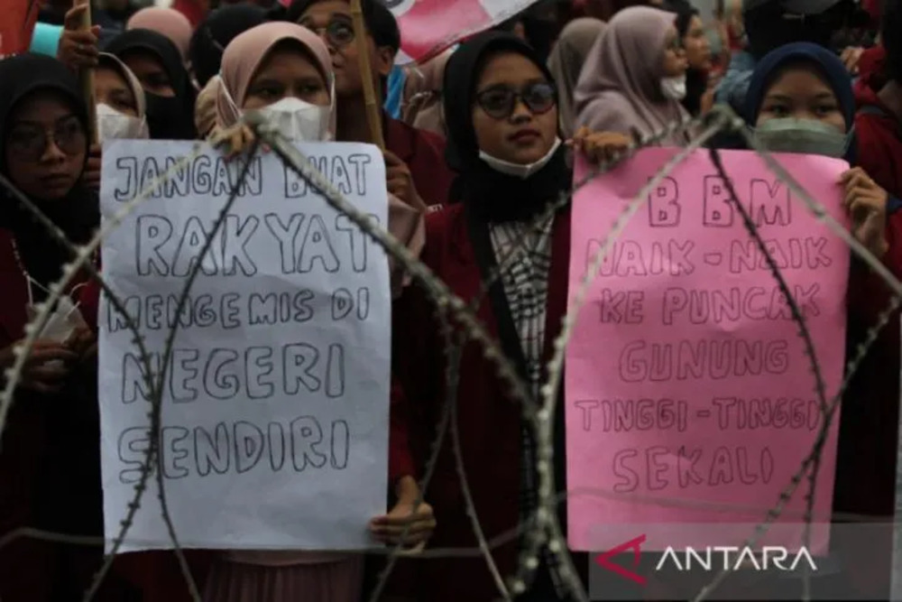 Elemen Mahasiswa Demo Tolak Kenaikan BBM di Surabaya