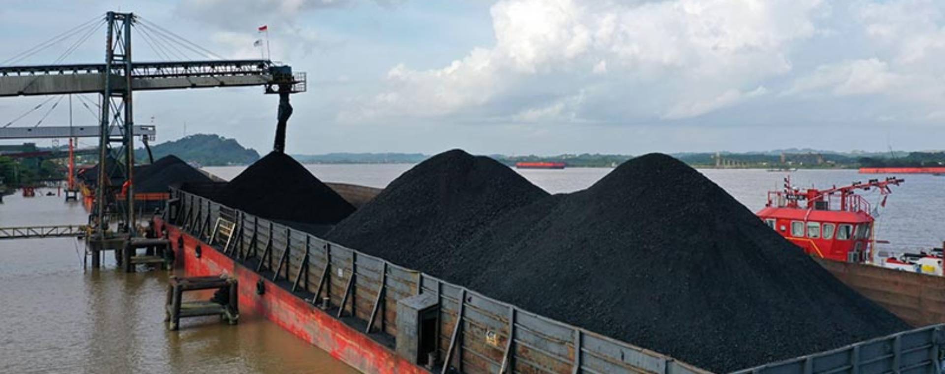 Proses pemuatan batu bara ke tongkang di Kutai Kartanegara, Kalimantan Timur, Rabu (13/10/2021). Bloomberg - Dimas Ardian