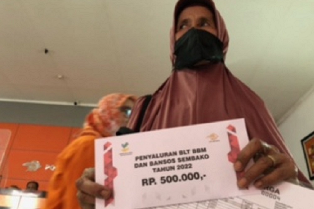 Warga Kabupaten Cirebon Cairkan BLT di Kantor Pos, Masing-masing Terima Rp500.000