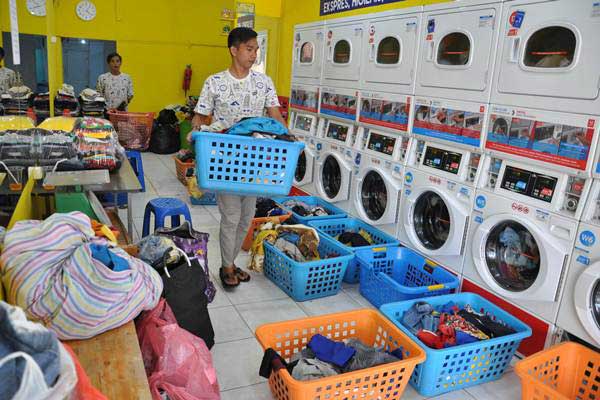 Pekerja menata pakaian kotor yang akan dicuci di salah satu usaha jasa pencucian pakaian atau laundry di Medan, Sumatra Utara, Rabu (2/1/2019). - ANTARA/Septianda Perdana