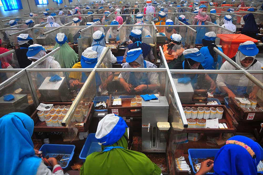 Buruh Pabrik Rokok di Kabupaten Cirebon Diguyur BLT dari DBHCHT
