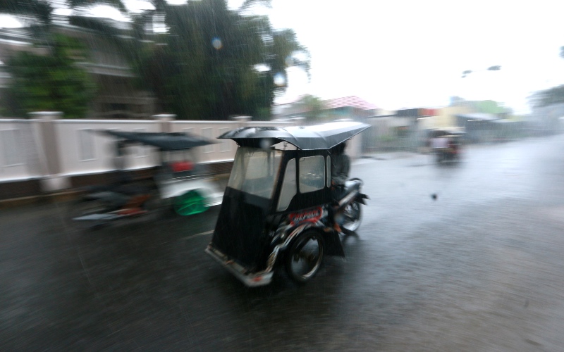 Waspada Hujan Lebat di Bandung, Surabaya, Pekanbaru