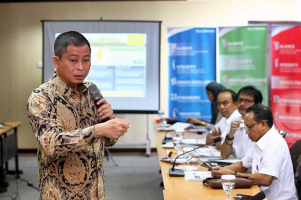 Menteri Energi dan Sumber Daya Mineral (ESDM) Ignasius Jonan memberikan paparan saat berkunjung ke Wisma Bisnis Indonesia, di Jakarta, Senin (3/4).   Foto: JIBI/Bisnis/Dwi Prasetya