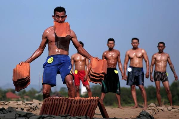 Lomba Binaraga Kuli Pabrik  Genteng  Mengundang Tawa 