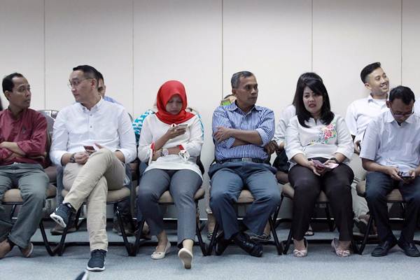 Karyawan Bisnis Indonesia mendonorkan darahnya di Wisma Bisnis Indonesia Jakarta, Selasa (5/12). Kegiatan tersebut diselenggarakan dalam rangkaian acara menyambut HUT ke-32 Bisnis Indonesia.  JIBI/Bisnis/Dwi Prasetya