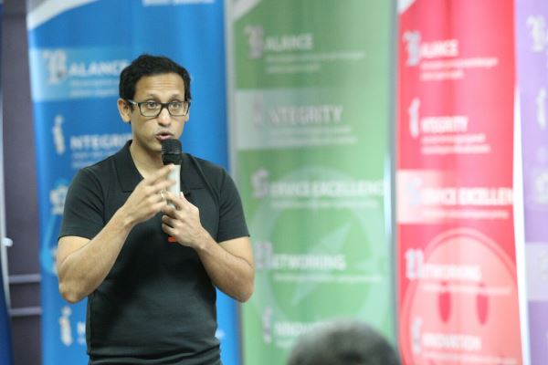 Chief Executive Officer dan Founder PT Gojek Indonesia Nadiem Makarim memberikan penjelasan pada acara Leaderâs Day  Bisnis Indonesia di Jakarta, Rabu (20/12). JIBI/Bisnis/Dedi Gunawan