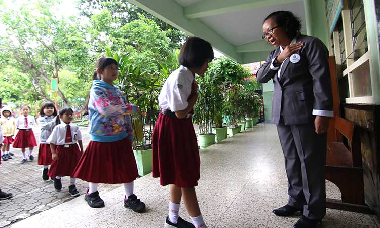 SEKOLAH GANTI SALAM JABAT TANGAN Bisnis com