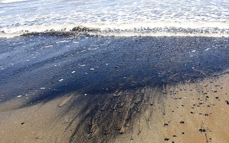 LIMBAH BATU BARA TUMPAH DI PANTAI Bisnis.com
