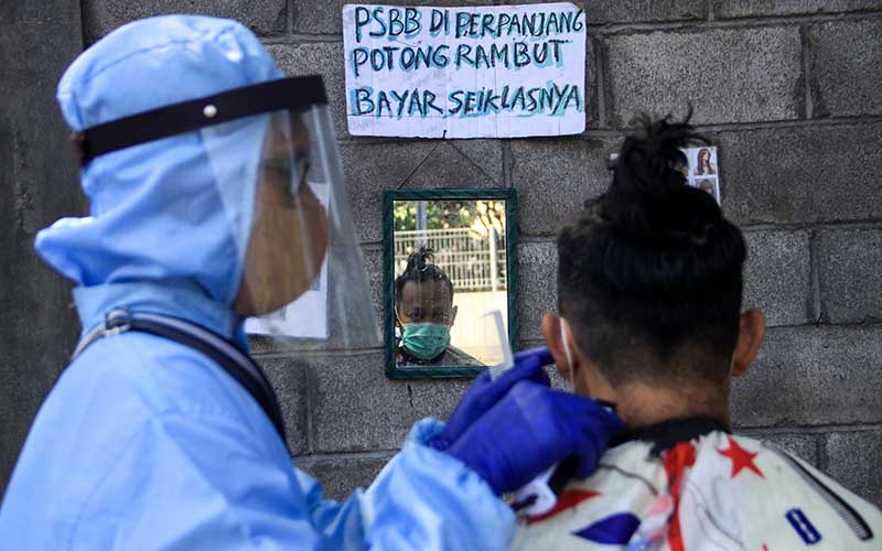 TUKANG POTONG  RAMBUT  GUNAKAN APD Bisnis com