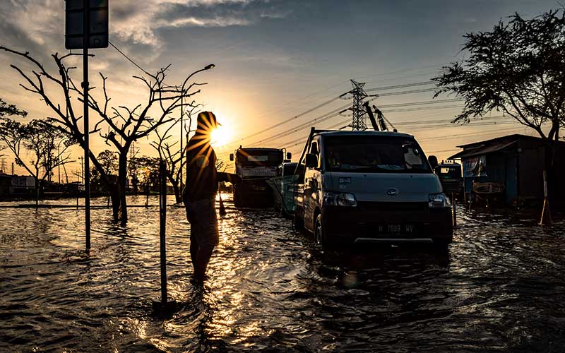 BANJIR ROB DI JALUR PANTURA SEMARANG  Bisnis.com