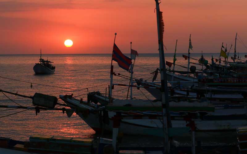 Matahari Terbenam di Dermaga Penarukan Dijadikan Obyek ...