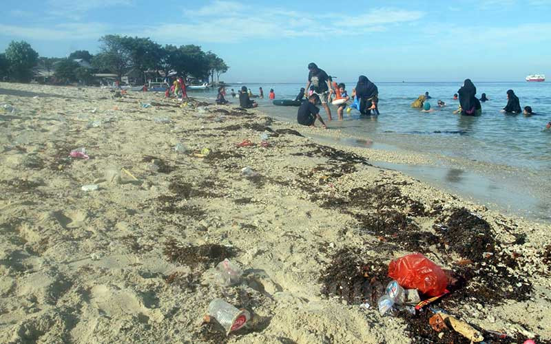 Pantai di Makassar Dipenuhi Sampah Plastik Bisnis com