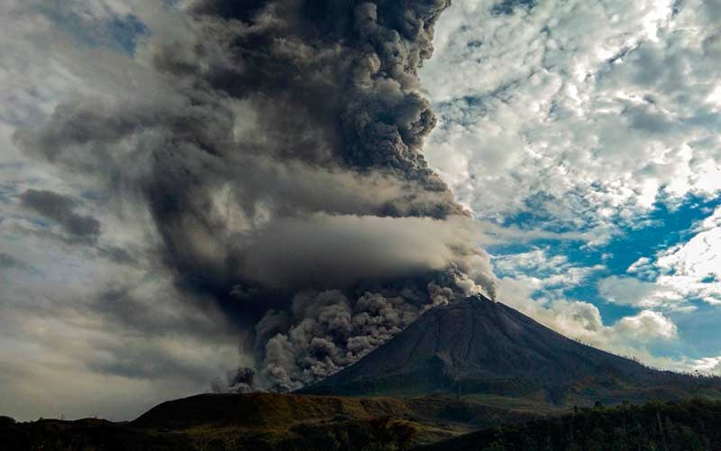  Gunung  Sinabung  Kembali Erupsi Dengan Ketinggian Kolom Abu 
