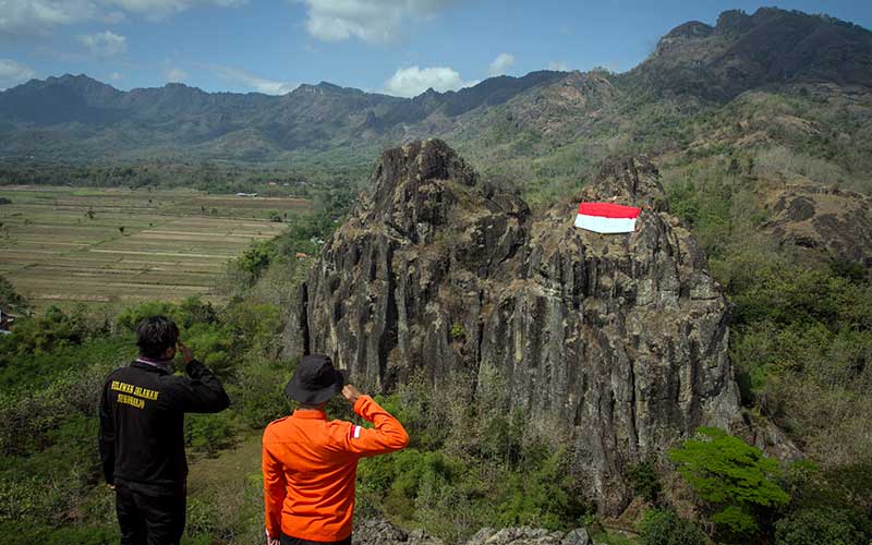 Tim Sar Sukoharjo Jawa  Tengah  Kibarkan Bendera Merah Putih 