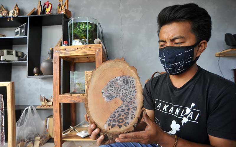 Perajin di Sumatra Barat Ubah Limbah  Kayu  Menjadi 