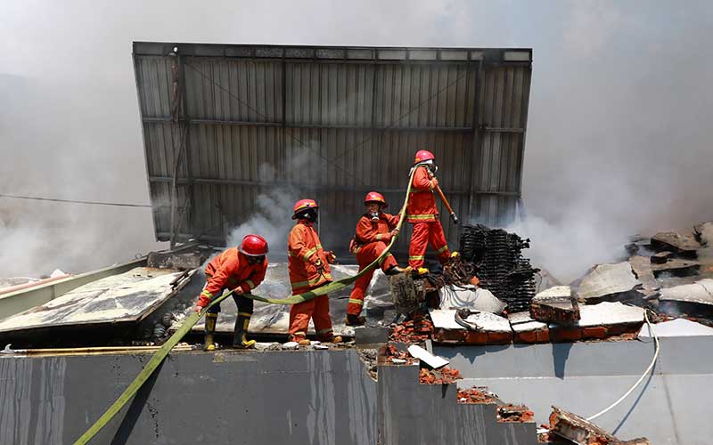 Kebakaran Gudang Pabrik Popok Milik PT Unirama Duta Niaga ...