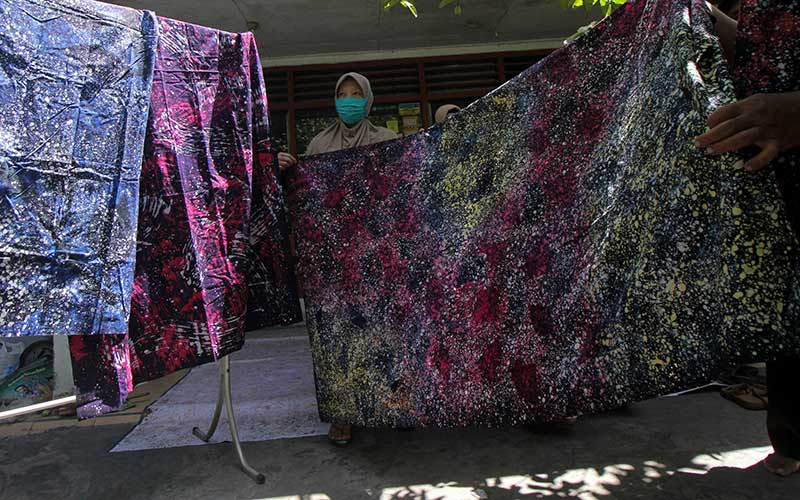 Perajin Batik  di Surabaya  Memproduksi Batik  Dengan Teknik 