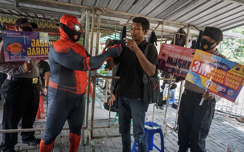 Polisi di  Solo  Gunakan Kostum Spiderman saat 