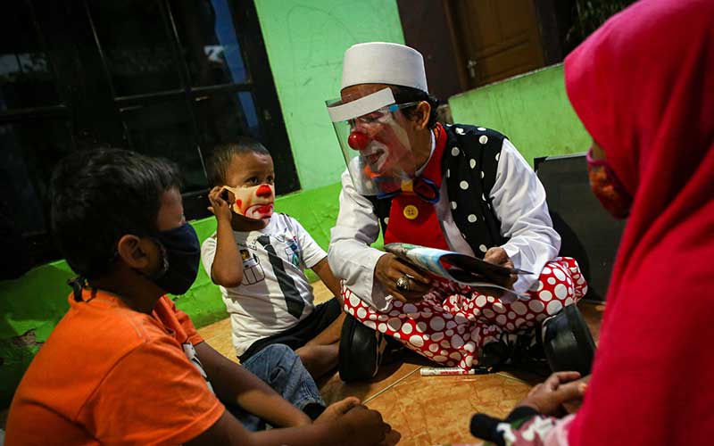 Badut di Tangerang Mengajar Baca Al Quran Pada Anak Anak Badut di Tangerang Mengajar Baca Al Quran Pada Anak Anak