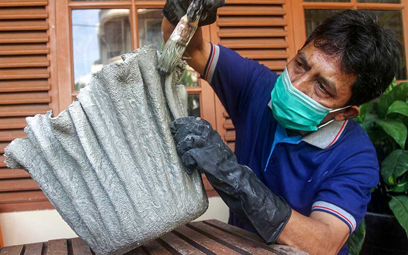 Perajin di Padang Membuat Pot  Bunga  Berbahan Handuk  