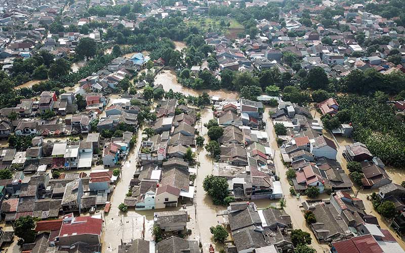 Kali Cikeas Meluap, Sejumlah Wilayah di Bekasi Terendam Banjir  Bisnis.com