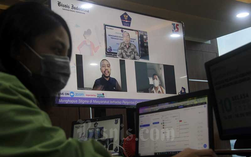 Layar menampilkan Ketua Bidang Komunikasi Publik Satgas Penanganan Covid-19 Hery Trianto (kanan bawah) bersama salah satu penyintas Covid-19 David Eka Issetiabudi (kiri bawah) saat mengikuti diskusi webinar yang dipandu oleh General Manager PT Bisnis Indonesia Gagaskreasitama Yunan Hilmi di Jakarta, Selasa (10/11/2020). Diskusi ini membahas tentang pandangan masyarakat terhadap penyintas Covid-19, serta upaya menghapus stigma di masyarakat terhadap penyintas Covid-19. Bisnis/Arief Hermawan P