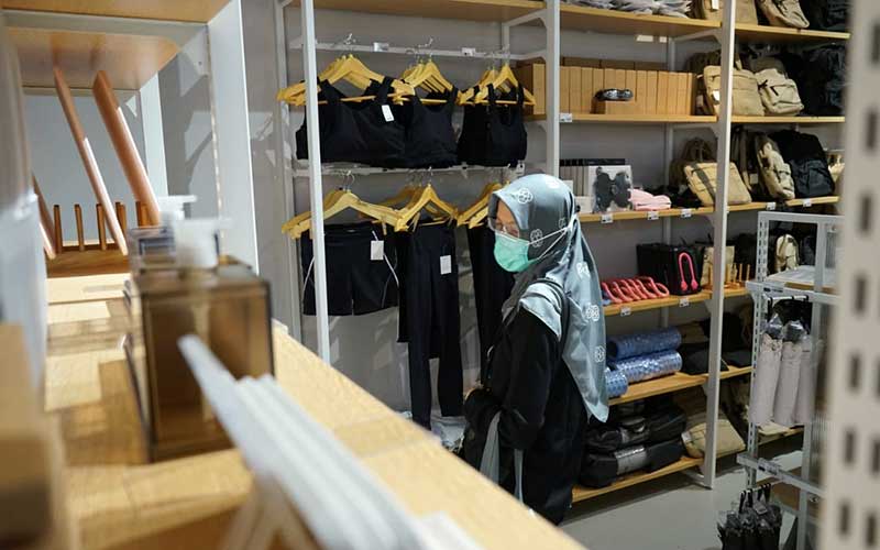 Pengunjung melihat barang yang di pajang di Gerai Self-Checkout di ASHTA District 8 Jakarta, Jumat (27/11/2020). Bisnis