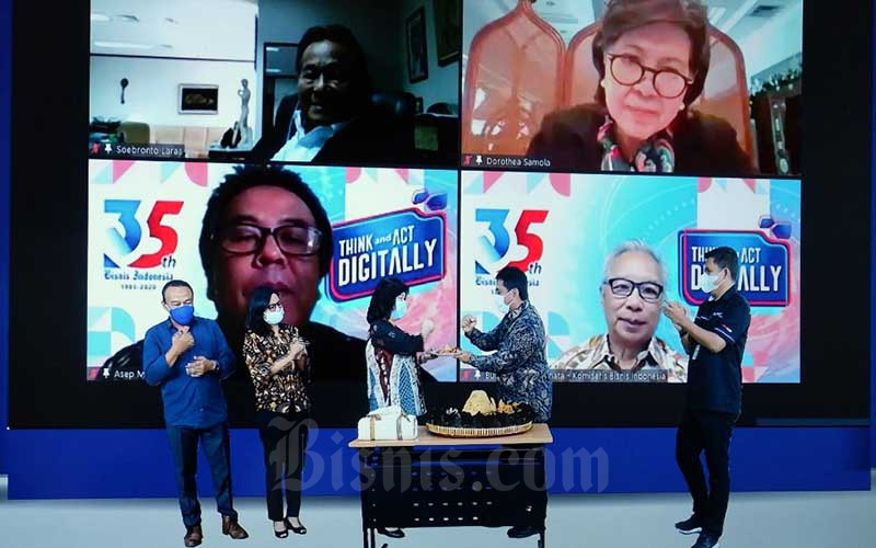 Layar monitor menampilkan Presiden Komisaris PT Jurnalindo Aksara Grafika penerbit Bisnis Indonesia Haryadi Sukamdani (kedua kanan), menyerahkan nasi tumpeng kepada Presiden Direktur Lulu Terianto (tengah), disaksikan Direktur Chamdan Purwoko (kiri), Direktur Hery Trianto (kanan), dan Pemimpin Redaksi Bisnis Indonesia Maria Y. Benyamin pada perayaan Ulang Tahun Bisnis Indonesia ke-35 di Jakarta, Senin (14/12/2020). Pada kesempatan tersebut, Presiden Direktur Bisnis Indonesia Lulu Terianto menyampaikan penghargaan dan terima kasihnya kepada seluruh karyawan yang telah bekerja keras dengan team work yang baik sehingga Bisnis Indonesia terus mendapat tempat di kalangan pembacanya yang sangat tersegmentasi. Bisnis/Dedi Gunawan