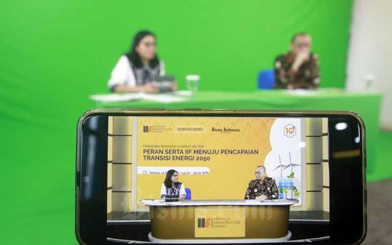 Layar menampilkan webinar dengan pembicara Direktur Indonesia Infrastructure Finance (IIF) Bayu Wirawan (kanan) dan moderator Pemimpin Redaksi Bisnis Indonesia Maria Y. Benyamin di Jakarta, Selasa (15/12/2020). Webinar tersebut bertajuk Financing Renewable Energy Sector - Peran Serta IIF Menuju Pencapaian Transisi Energi 2050. Dengan membahas lebih mendalam tentang statistik pemanfaatan sumber energi di Indonesia terutama energi listrik, potensi dan pemanfaatan energi baru & terbarukan (EBT), dan upaya mengalihkan konsumsi energi dari sumber konvensional menjadi EBT. Bisnis/Himawan L Nugraha