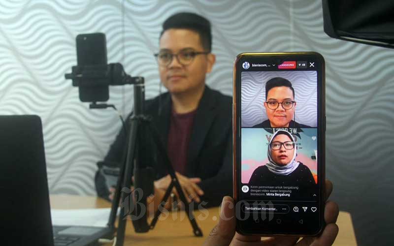 Layar menampilkan VP DevOps Flou Cloud Wita Astari (bawah) memberikan pemaparan saat diskusi webinar melalui platform Instagram yang dipandu moderator Content Manager Bisnis Indonesia Rio Sandy Pradana di Jakarta, Kamia (17/12/2020). Diskusi ini membahas tentang berbagai cara serta tips dalam menggunakan komputasi awan dengan aman dan nyaman di tengah pandemi Covid-19, terutama bagi para pelaku UMKM yang dituntut untuk beradaptasi dengan perkembangan digital. Bisnis/Arief Hermawan P