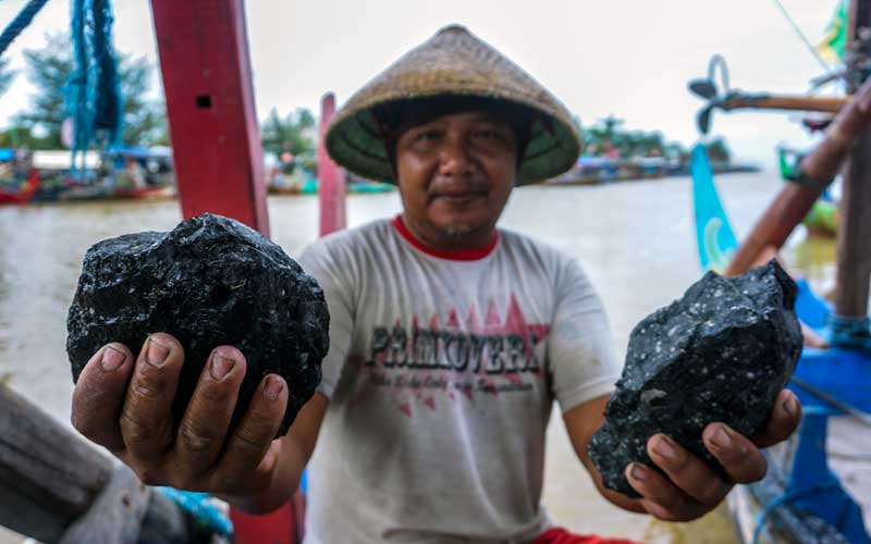Nelayan di  Batang Jawa  Tengah  Jaring Tangkap Ikannya Rusak 