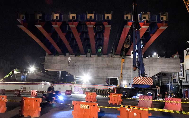 Pemasangan Balok Girder  Proyek Jalan Tol Becakayu Bisnis com