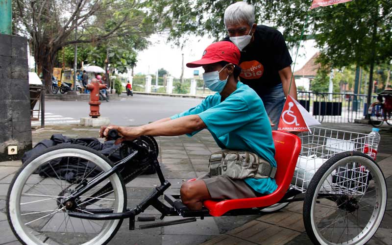 Relawan Kota Solo Berikan Donasi Sepeda Kepada Penyandang Disabilitas