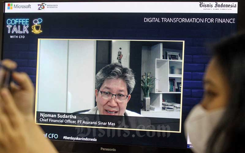 Layar menampilkan CEO PT Asuransi Sinarmas Njoman Sudharta saat mengikuti diskusi webinar di Jakarta, Kamis (4/3/2021). Diskusi yang mengangkat tema The Evolving World of CFO ini membahas tentang strategi para CFO dalam membangun perencanaan, teknologi informasi, hingga manajemen risiko perusahaan dalam mentransformasi perusahaan mengikuti perkembangan digital. Bisnis/Arief Hermawan P