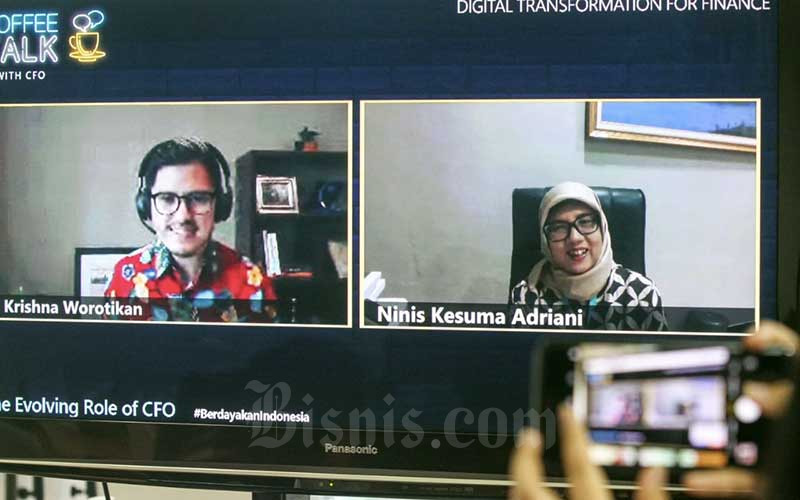 Layar menampilkan Chief Financial Officer (CFO) Microsoft Indonesia Krishna Worotikan (kiri) bersama Director of Finance and Strategic Planning PT Pegadaian (Persero) Ninis Kesuma Adriani saat mengikuti diskusi webinar di Jakarta, Kamis (4/3/2021). Diskusi yang mengangkat tema The Evolving World of CFO ini membahas tentang strategi para CFO dalam membangun perencanaan, teknologi informasi, hingga manajemen risiko perusahaan dalam mentransformasi perusahaan mengikuti perkembangan digital. Bisnis/Arief Hermawan P