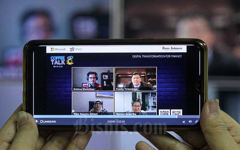 Layar menampilkan Chief Financial Officer (CFO) Microsoft Indonesia Krishna Worotikan (kiri atas) memoderatori diskusi webinar yang diikuti oleh President Director of Bank Sinarmas Frenky Tirtowijoyo (kanan atas), CEO PT Asuransi Sinarmas Njoman Sudharta (kanan bawah) dan Director of Finance and Strategic Planning PT Pegadaian (Persero) Ninis Kesuma Adriani di Jakarta, Kamis (4/3/2021). Diskusi yang mengangkat tema The Evolving World of CFO ini membahas tentang strategi para CFO dalam membangun perencanaan, teknologi informasi, hingga manajemen risiko perusahaan dalam mentransformasi perusahaan mengikuti perkembangan digital. Bisnis/Arief Hermawan P