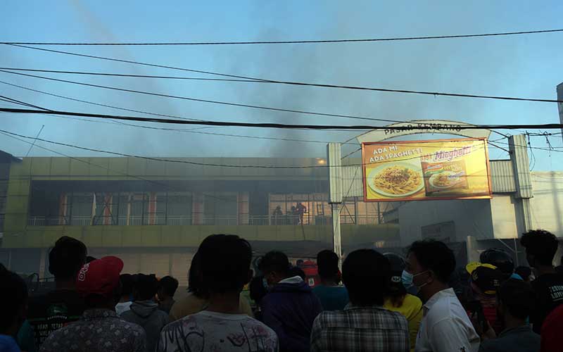 Pasar Kembang di Surabaya Hangus Terbakar  Bisnis.com