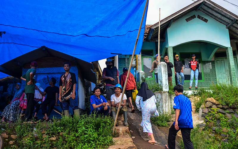 Sejumlah warga terdampak banjir bandang berdiam di posko pengungsian di Kampung Cileles, Desa Cintamanik, Kecamatan Karang Tengah, Kabupaten Garut, Jawa Barat, Minggu (28/11/2021). Ratusan warga terdampak banjir bandang dan longsor mengungsi di posko pengungsian. ANTARA FOTO/Adeng Bustomi