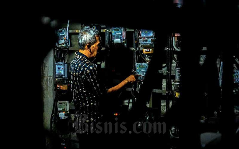 Warga melakukan pengisian listrik prabayar di Rumah Susun Benhil, Jakarta, Selasa (30/11/2021). PT PLN (Persero) mencatat konsumsi listrik secara bulan terus bertumbuh. Pertumbuhan tersebut mencatatkan rekor pada periode Oktober 2021. Secara kumulatif, angka konsumsi listrik hingga Oktober 2021 telah mencapai 210 TWh atau tumbuh 4,7% jika dibandingkan dengan Oktober 2020. Bisnis/Suselo Jati
