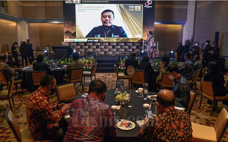 Sekretaris Kementrian BUMN Susyanto memberikan sambutan dalam acara Bisnis Indonesia Top BUMN Awards 2021 di Jakarta, Selasa (30/11/2021). Mengusung tema Accelerating Economic Recovery, penghargaan tersebut sebagai bentuk apresiasi kepada badan usaha milik negara (BUMN) dan jajaran direksi pelat merah atas inovasi, transformasi, serta pencapaian kinerja yang mampu diraih perseroan. Bisnis/Fanny Kusumawardhani