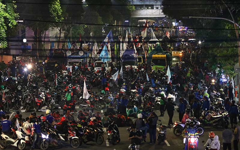 Sejumlah buruh berunjuk rasa di Jalan Basuki Rahmat, Surabaya, Jawa Timur, Selasa (30/11/2021). Unjuk rasa buruh dengan memenuhi jalan utama pusat Kota Surabaya tersebut untuk menuntut kenaikan Upah Minimum Kabupaten/Kota (UMK) 2022. ANTARA FOTO/Didik Suhartono