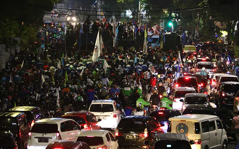 Sejumlah buruh berunjuk rasa di Jalan Basuki Rahmat, Surabaya, Jawa Timur, Selasa (30/11/2021). Unjuk rasa buruh dengan memenuhi jalan utama pusat Kota Surabaya tersebut untuk menuntut kenaikan Upah Minimum Kabupaten/Kota (UMK) 2022. ANTARA FOTO/Didik Suhartono