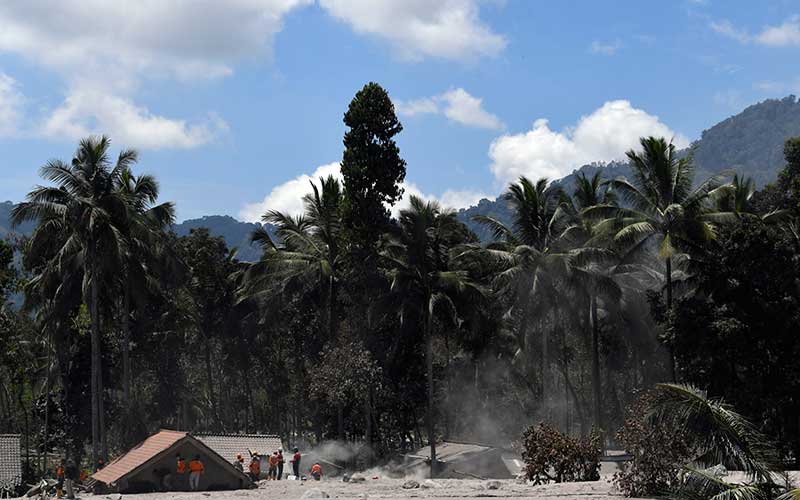 Tim SAR gabungan melakukan proses pencarian  korban yang tertimbun material guguran awan panas Gunung Semeru di Desa Sumberwuluh, Lumajang, Jawa Timur, Selasa (7/12/2021). Berdasarkan laporan Badan Nasional Penanggulangan Bencana (BNPB), jumlah korban meninggal hingga pukul 12.00 WIB hari ini  berjumlah 34 orang dan 16 orang dalam proses pencarian. ANTARA FOTO/Zabur Karuru