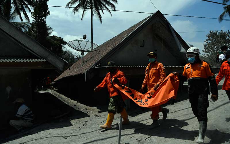 Tim SAR gabungan mengangkat kantong jenazah yang berisi potongan tubuh korban  yang ditemukan tertimbun material guguran awan panas Gunung Semeru di Desa Sumberwuluh, Lumajang, Jawa Timur, Selasa (7/12/2021). Berdasarkan laporan Badan Nasional Penanggulangan Bencana (BNPB), jumlah korban meninggal hingga pukul 12.00 WIB hari ini  berjumlah 34 orang dan 16 orang dalam proses pencarian. ANTARA FOTO/Zabur Karuru