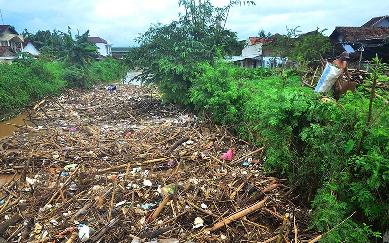 Warga mengais barang bekas dari tumpukan sampah di Sungai Kesambi, Kudus, Jawa Tengah, Rabu (12/1/2022). Kurangnya kesadaran masyarakat membuang sampah pada tempatnya menyebabkan sampah memenuhi sungai yang berpotensi menjadi penyebab banjir. ANTARA FOTO/Yusuf Nugroho