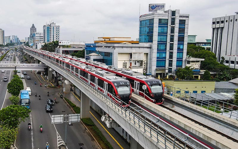 Foto udara gerbong kereta Light Rail Transit (LRT) terparkir di jalur Pancoran, Jakarta, Rabu (12/1/2022). Progres perkembangan pembangunan transportasi Lintas Rel Terpadu atau LRT yang akan melintas di Jakarta - Bogor - Depok - Bekasi (Jabodebek) tersebut sudah mencapai 88,60 persen, saat ini telah memasuki tahapan uji coba atau tahapan testing commisioning (tes fungsi) untuk rute Pancoran-Dukuh Atas. ANTARA FOTO/Galih Pradipta