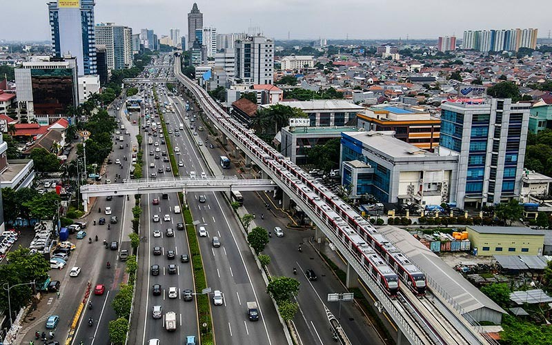 Foto udara gerbong kereta Light Rail Transit (LRT) terparkir di jalur Pancoran, Jakarta, Rabu (12/1/2022). Progres perkembangan pembangunan transportasi Lintas Rel Terpadu atau LRT yang akan melintas di Jakarta - Bogor - Depok - Bekasi (Jabodebek) tersebut sudah mencapai 88,60 persen, saat ini telah memasuki tahapan uji coba atau tahapan testing commisioning (tes fungsi) untuk rute Pancoran-Dukuh Atas. ANTARA FOTO/Galih Pradipta